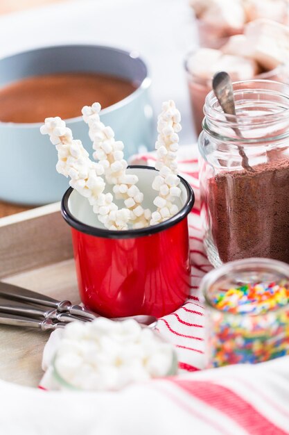 トレイにさまざまなトッピングが入ったホットチョコレートバー。