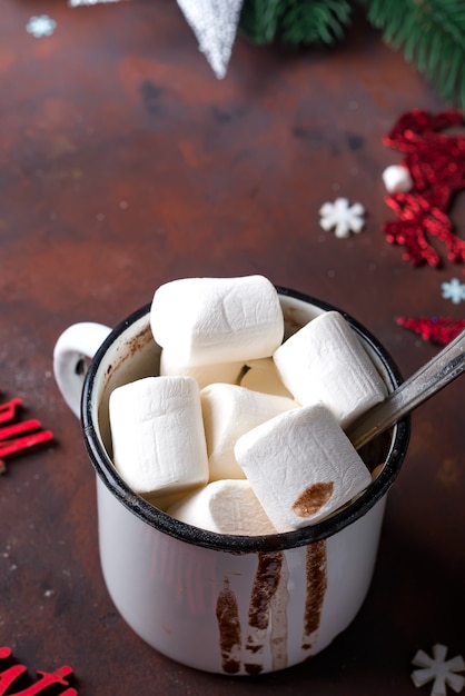 Photo hot chocolate or cocoa with marshmallow and spices on dark stone background.