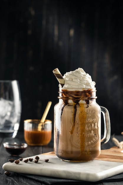 瓶の中の冷たいホットチョコレート