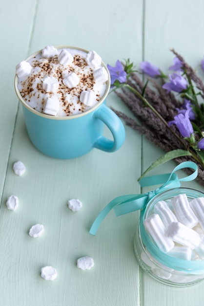 早朝に泡立てたホットチョコレートドリンク。