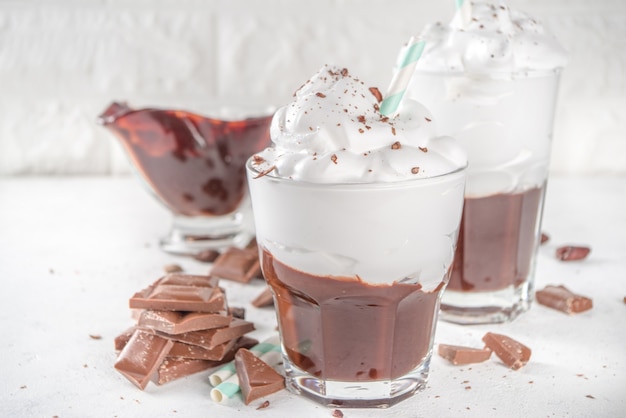 Milk shake al cioccolato caldo, cocktail alcolico freddo con gelato o panna montata, con fette di cioccolato