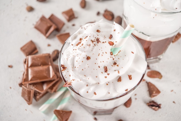 Milk shake al cioccolato caldo, cocktail alcolico freddo con gelato o panna montata, con fette di cioccolato