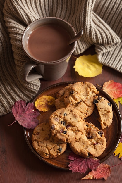 Фото Горячий шоколадный согревающий напиток, шерсть, бросить уютные осенние листья, печенье