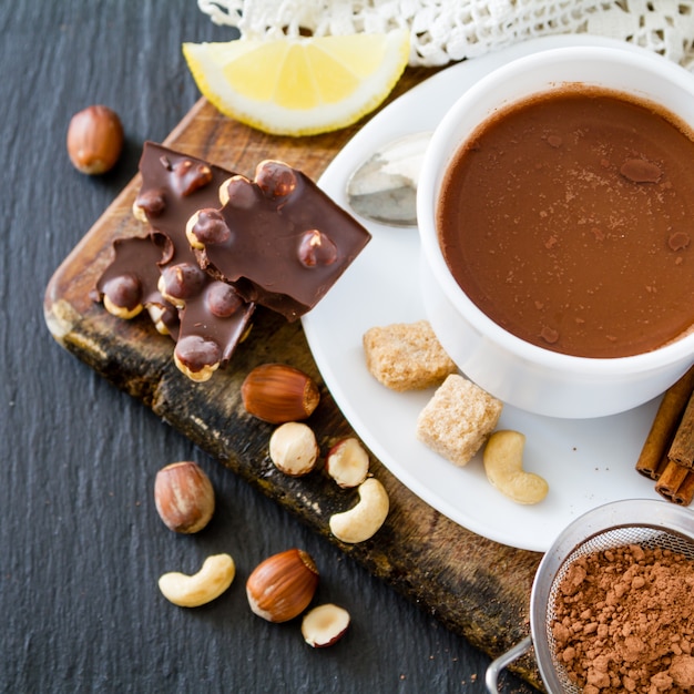 Cioccolata calda in tazza bianca