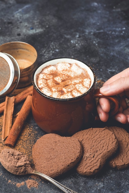 マグカップにシナモンを入れたホットチョコレート