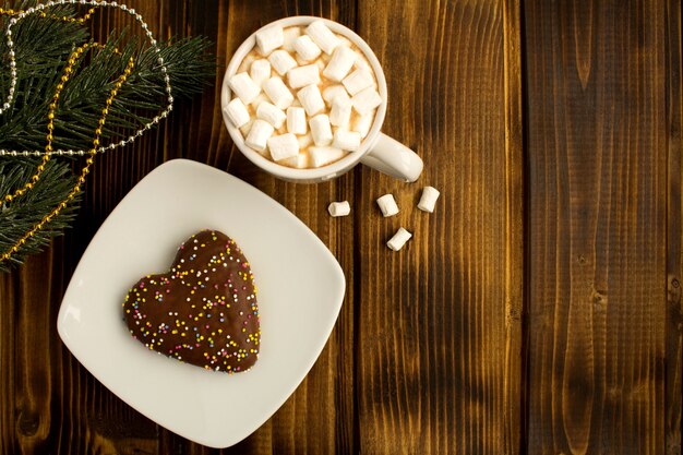 Cioccolata calda con marshmallow e biscotto di natale