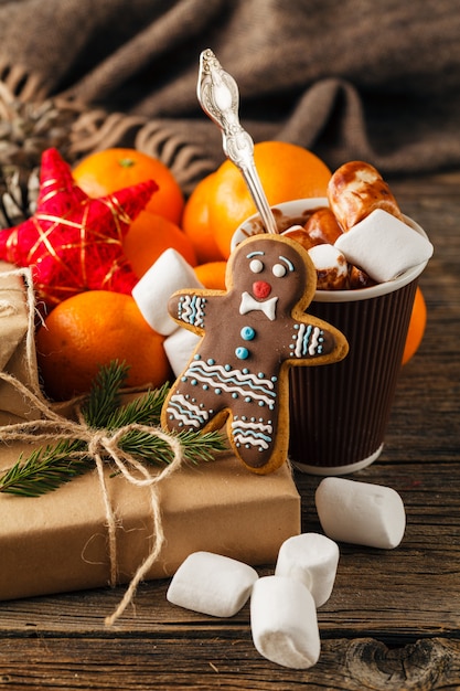 Photo hot chocolate with marshmallows and gingerbread cookie, close-up