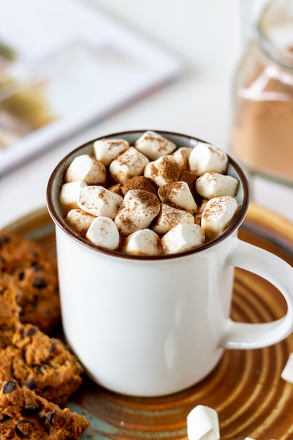 Cioccolata calda con marshmallow in una tazza bianca