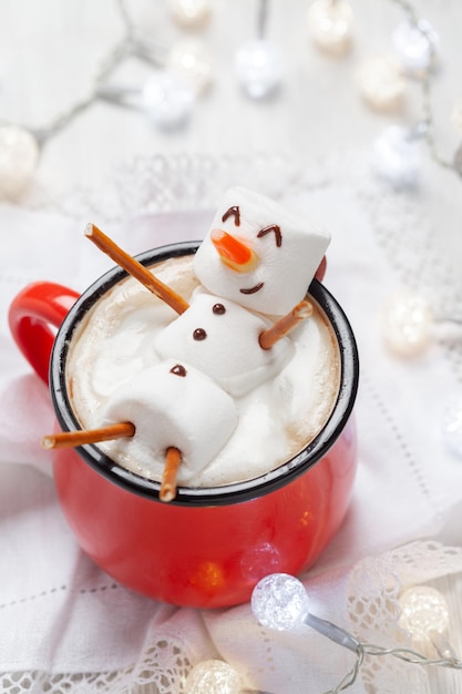 溶けたマシュマロ雪だるまとホットチョコレート