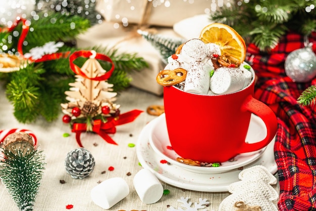 마시멜로를 곁들인 뜨거운 코코아 또는 초콜릿. 크리스마스 전통 장식, 새해 축제 준비. 아늑함과 좋은 분위기, 복사 공간의 개념