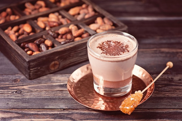 뜨거운 코코아 음료와 유기농 코코아 콩 바이오 유기농 제품
