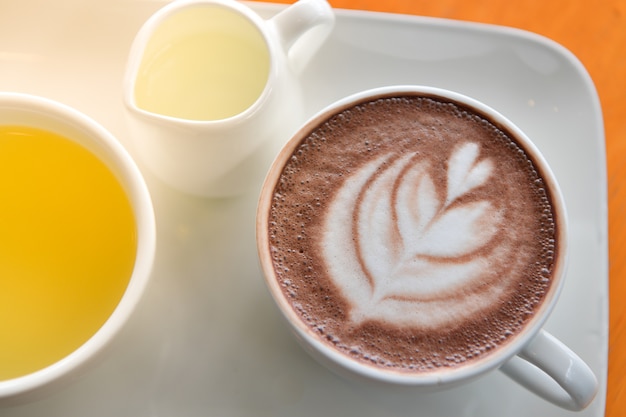 Фото Горячее какао на белых чашках.