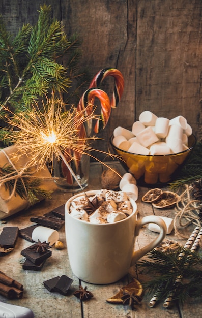 Cioccolata calda con marshmallow. sfondo di natale messa a fuoco selettiva