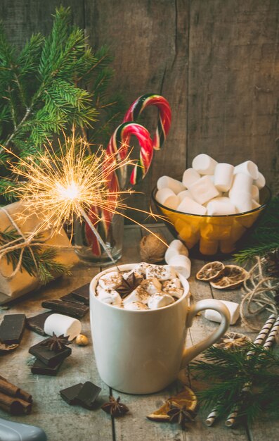 Cioccolata calda con marshmallow. sfondo di natale messa a fuoco selettiva