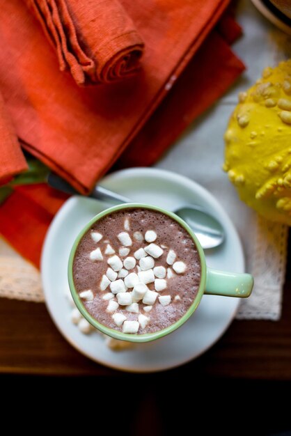 Photo hot cocoa with marshmallows. top view
