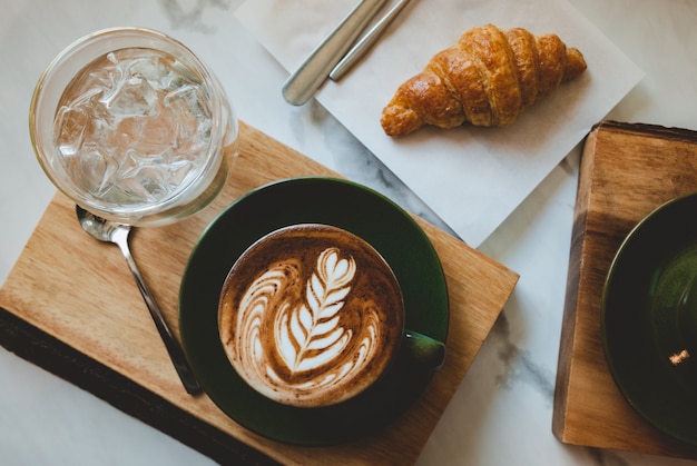 朝のワームの照明でホットコーヒーカプチーノ。