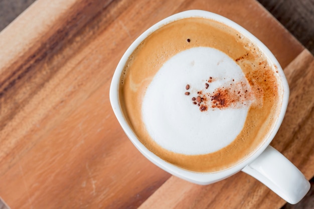 Foto cappuccino caffè caldo con mattina fresca