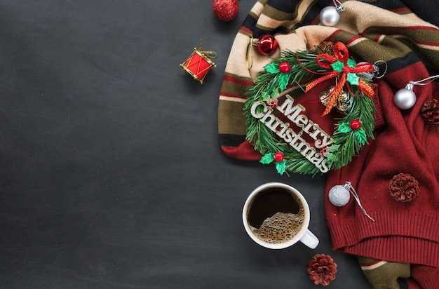 Caffè caldo e decorazioni natalizie