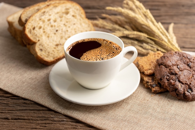 Tazza di caffè caldo e colazione