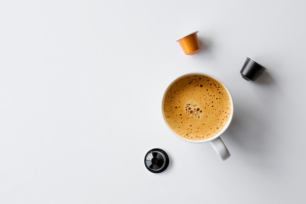 Photo hot coffee cup and capsules
