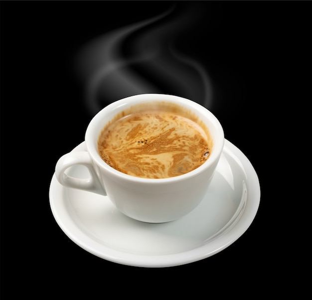 Tazza di caffè calda isolata su fondo nero