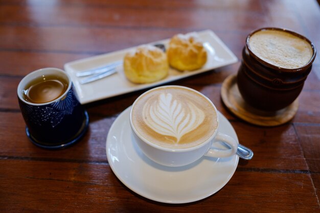 Чашка горячего кофе на столе утром, время расслабления, кофе латте