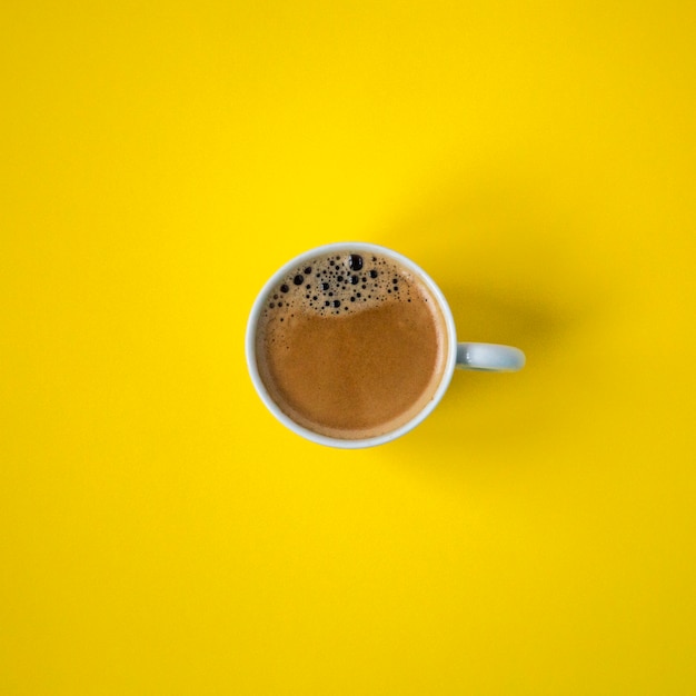 写真 黄色のホットコーヒーカップ