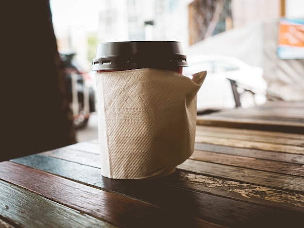 午後の休憩時間にテーブル上のホットコーヒーカップ。