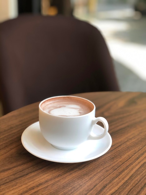 Photo hot coffee cup on table in cafe