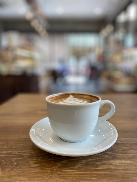 Tazza di caffè caldo sul tavolo nella caffetteria