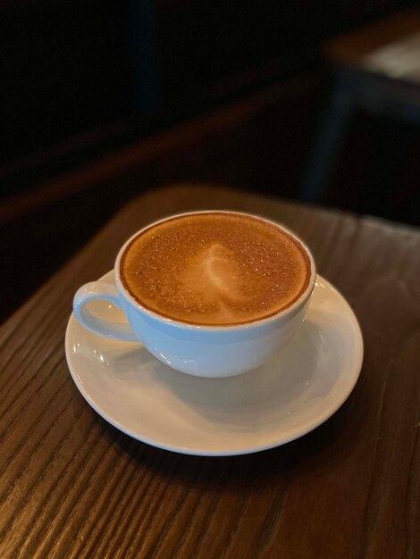 Tazza di caffè caldo sul tavolo nella caffetteria