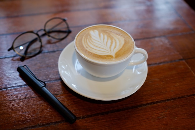 아침에 테이블에 뜨거운 커피 컵, 휴식 시간, 라떼 커피