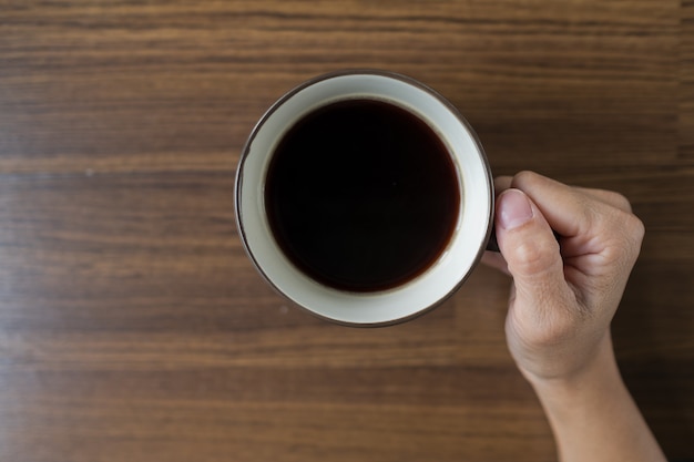 Tazza di caffè caldo sul tavolo al mattino, tempo di relax, caffè latte