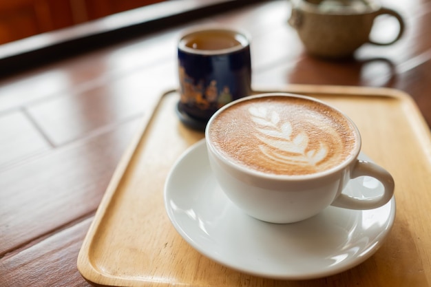 朝のテーブルの上のホットコーヒーカップリラックスタイムラテコーヒー