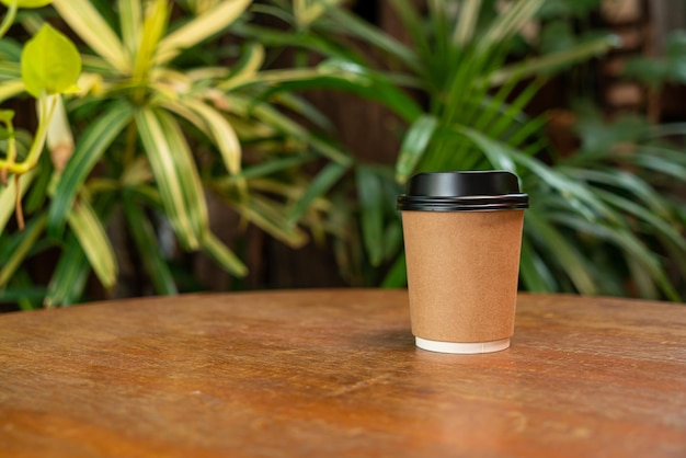 чашка горячего кофе на деревянном столе с копией пространства