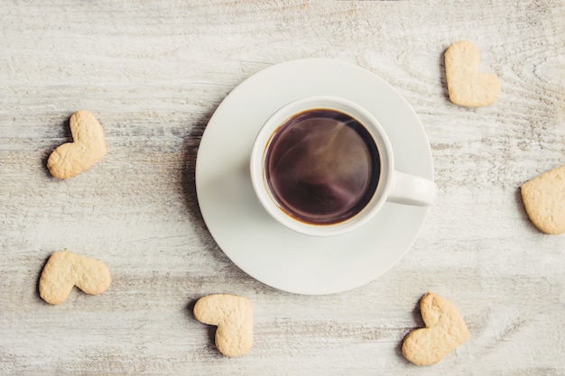 Caffè caldo nelle mani di una persona cara.