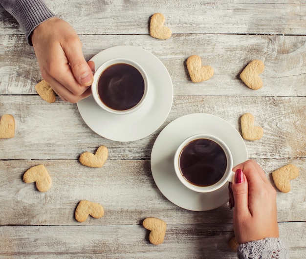 愛する人の手の中にホットコーヒー。