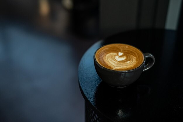 Foto caffè caldo latte art a forma di cuore