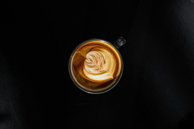горячий кофе латте арт в форме сердца