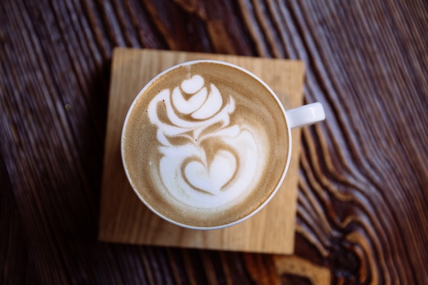 Горячий кофейный латте - это эспрессо или кофе, смешанный с молоком и содержащий тонкую пену сверху.