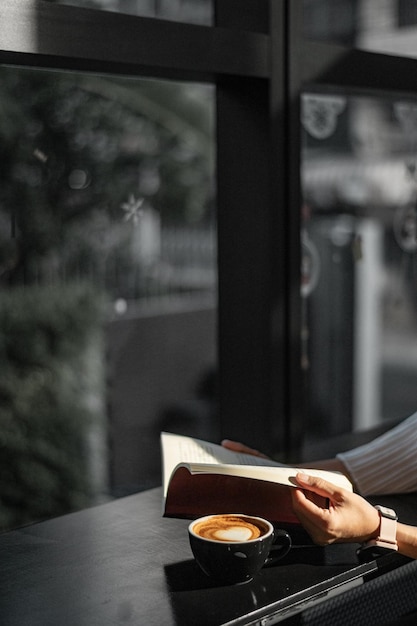 Caffè latte caldo e libro rosso