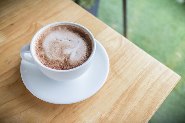 田舎のカフェで泡ミルクとホットコーヒーモカ