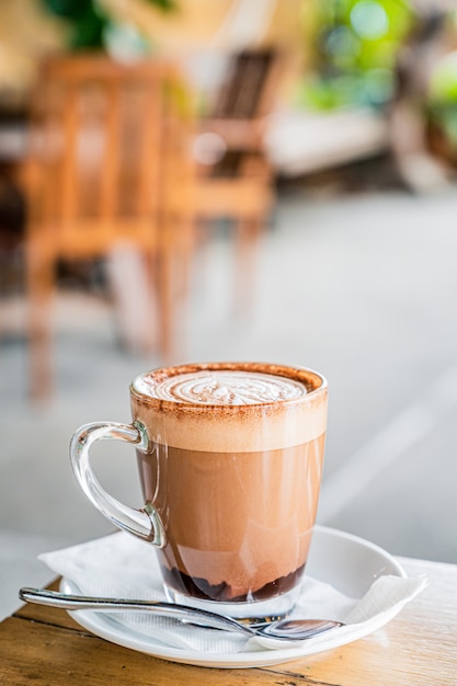 コーヒーショップのテーブルの上のホットコーヒー