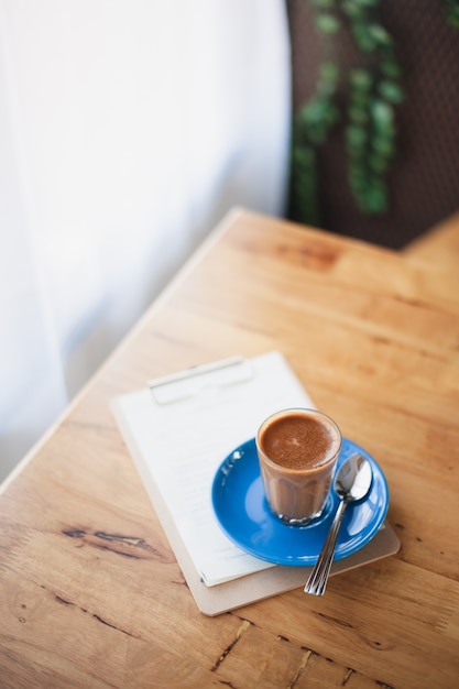 Foto caffè caldo sul tavolo con emozione astratta