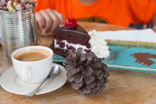 チョコレートケーキのホットコーヒー