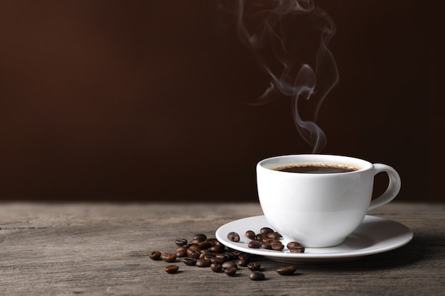 사진 나무에 볶은 커피 콩을 넣은 뜨거운 커피.