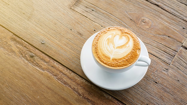 Caffè caldo su un tavolo di legno.