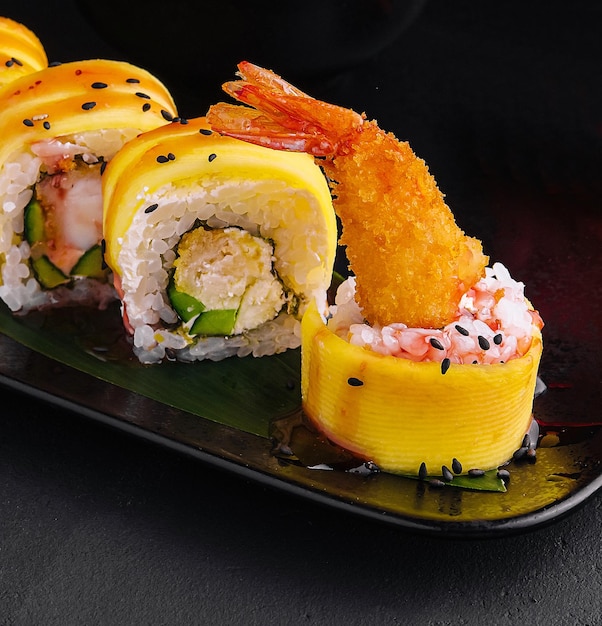 Photo hot crispy deep fried sushi rolls with shrimp