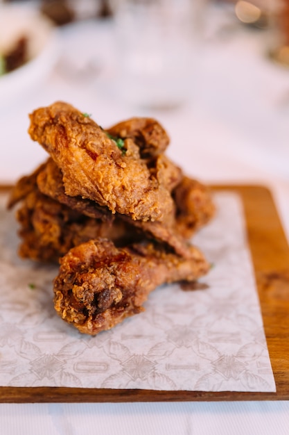 ホットでシャキッとしたゴールデンフライドチキンの手羽先とウィングスティック