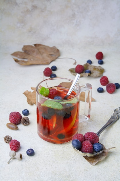 Tazza di tè caldo e menta piperita